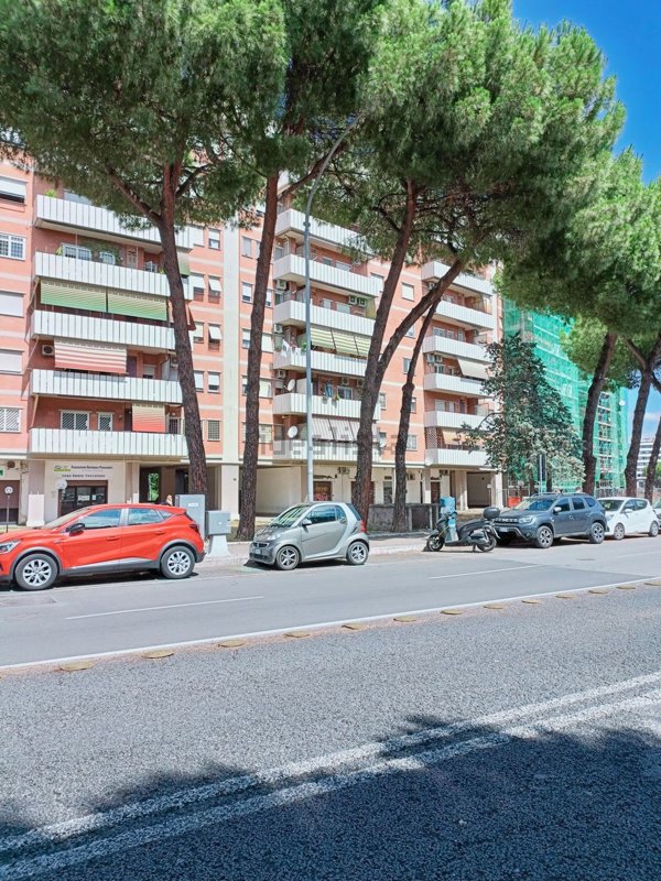 locale commerciale in vendita a Roma in zona Cinecittà