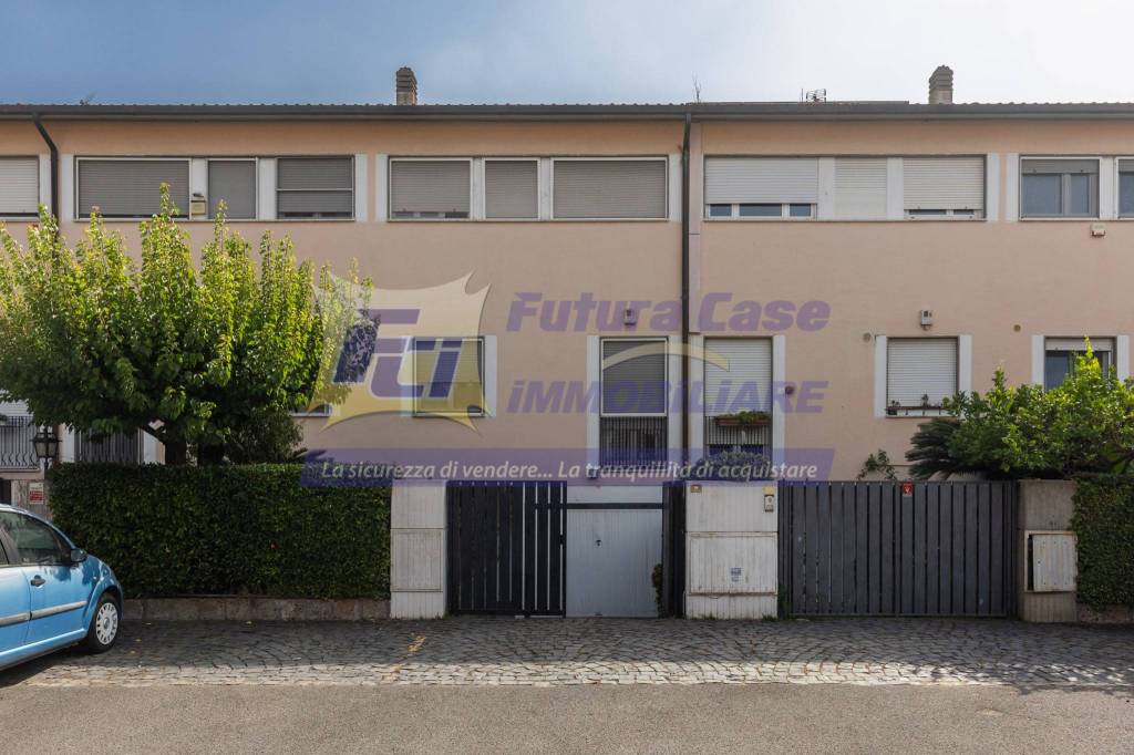 casa indipendente in vendita a Roma in zona Casal Palocco