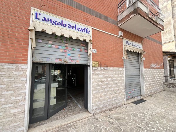 locale commerciale in vendita a Roma in zona Prenestino-Centocelle