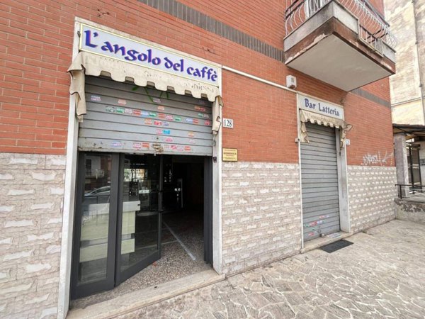locale commerciale in vendita a Roma in zona Prenestino-Centocelle