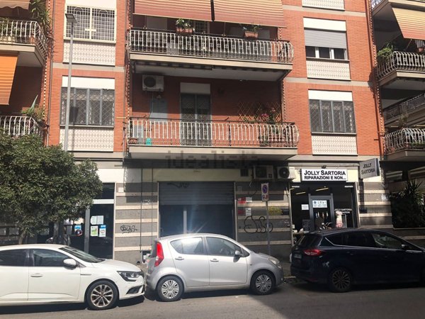 locale commerciale in vendita a Roma in zona Ostia