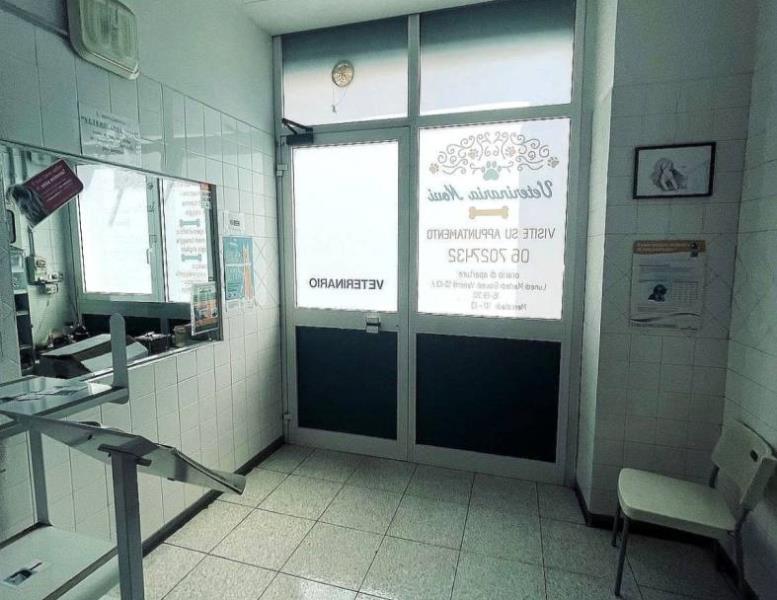 locale commerciale in vendita a Roma in zona Appio Latino
