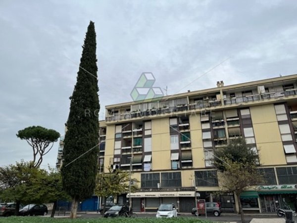 ufficio in vendita a Roma in zona Torre Angela