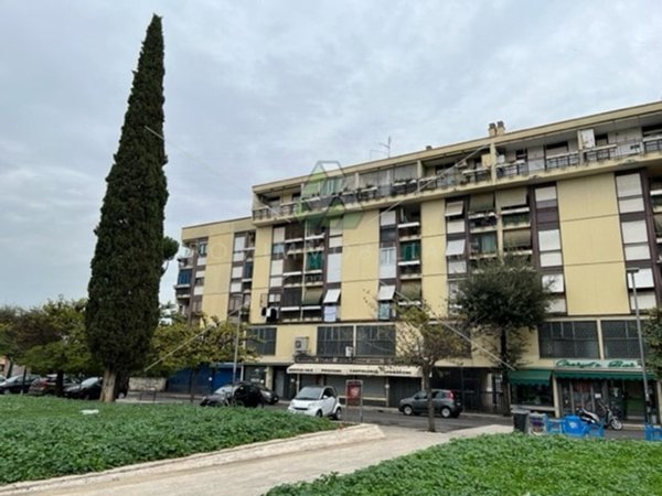ufficio in vendita a Roma in zona Torre Angela