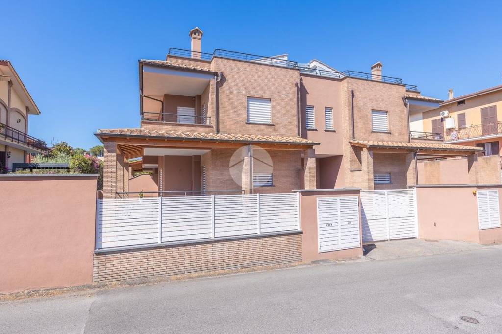 casa indipendente in vendita a Roma in zona Appio Pignatelli
