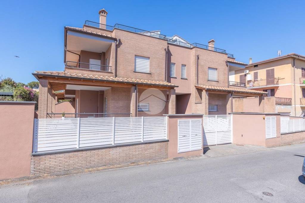 casa indipendente in vendita a Roma in zona Appio Pignatelli