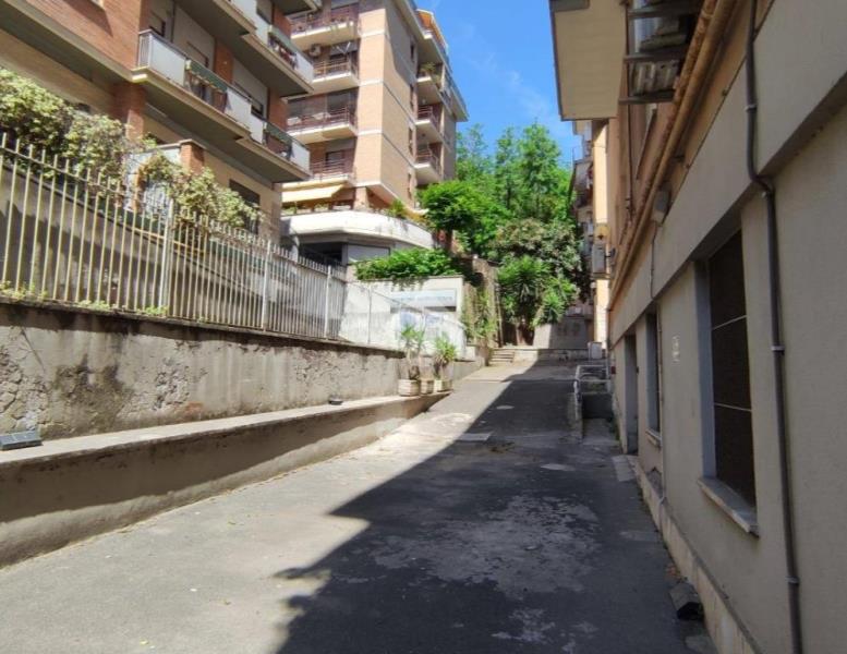 locale commerciale in vendita a Roma in zona Aurelio