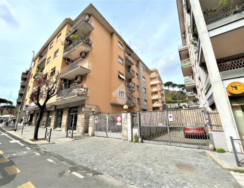locale commerciale in vendita a Roma in zona Aurelio
