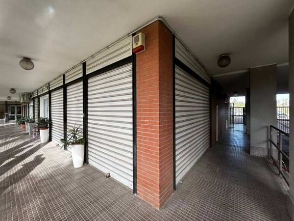 negozio in vendita a Roma in zona Acilia