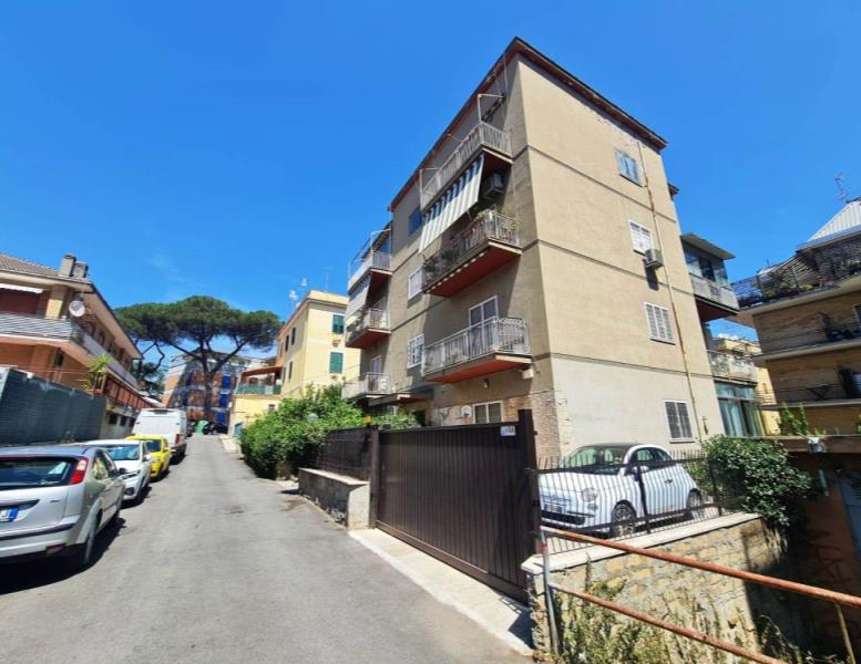 appartamento in vendita a Roma in zona Tomba di Nerone