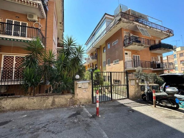 appartamento in vendita a Roma in zona Tomba di Nerone