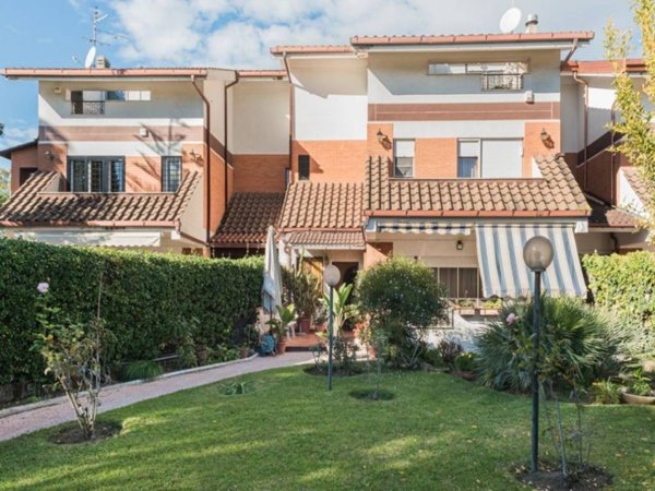 casa indipendente in vendita a Roma in zona Casal Palocco