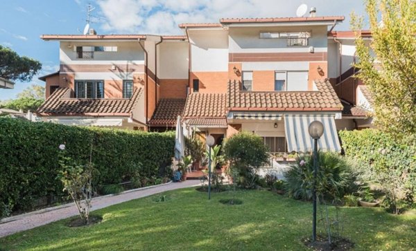 casa indipendente in vendita a Roma in zona Casal Palocco