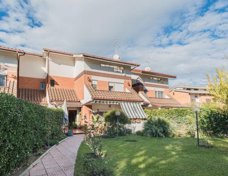 casa indipendente in vendita a Roma in zona Casal Palocco