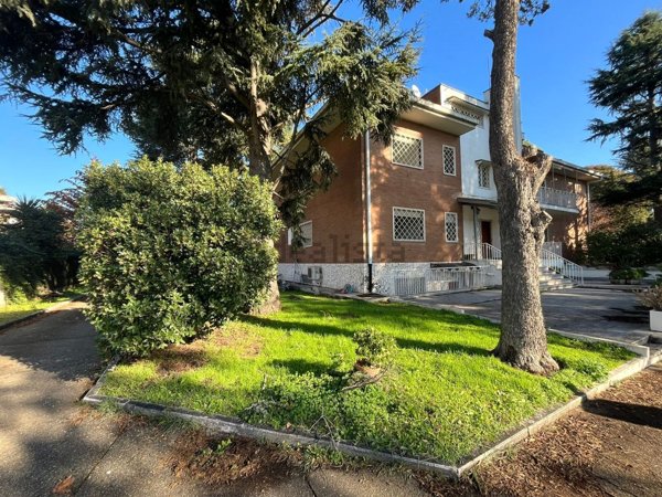 appartamento in vendita a Roma in zona Mostacciano