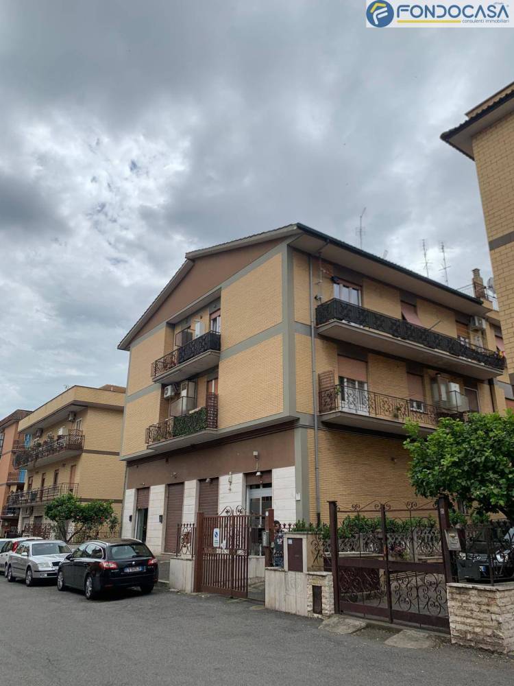 appartamento in vendita a Roma in zona Torre Angela