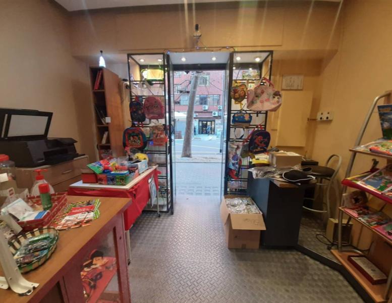 negozio in vendita a Roma in zona Cinecittà