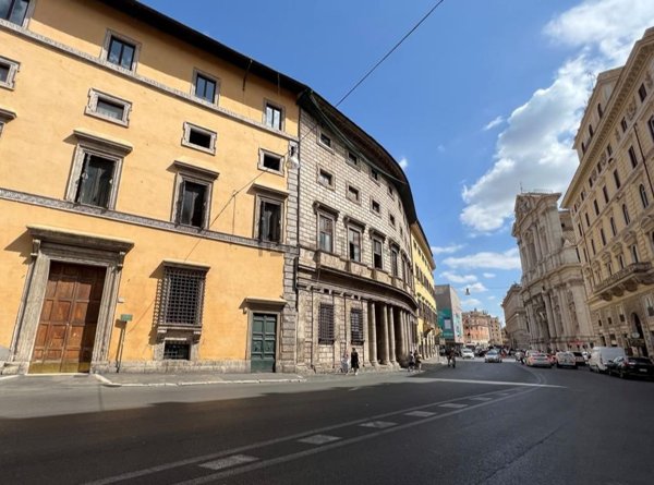 casa indipendente in vendita a Roma in zona Parione/Sant'Eustachio