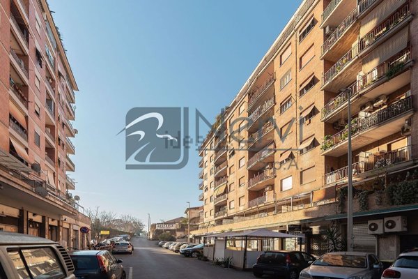 negozio in vendita a Roma in zona Ponte Mammolo