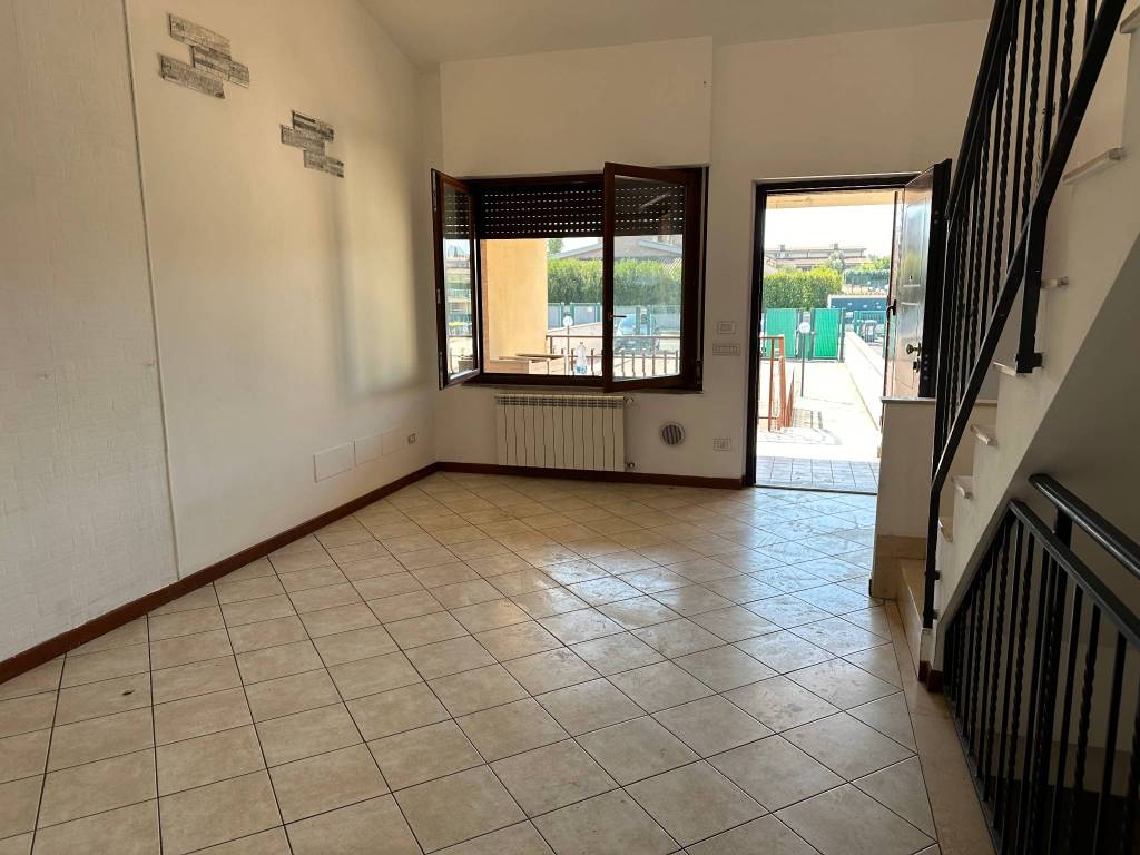 casa indipendente in vendita a Roma in zona Lunghezza