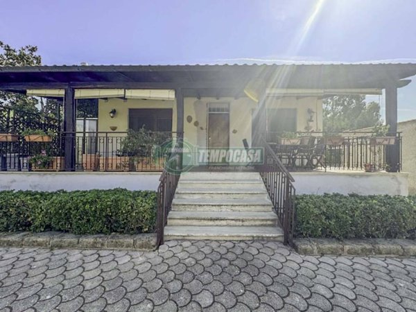 casa indipendente in vendita a Roma in zona Osteria Nuova