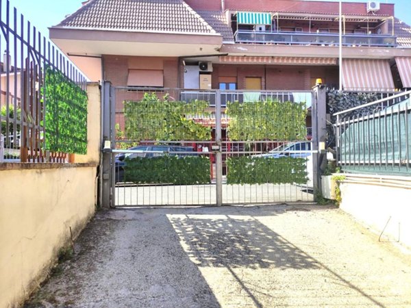 negozio in vendita a Roma in zona Romanina