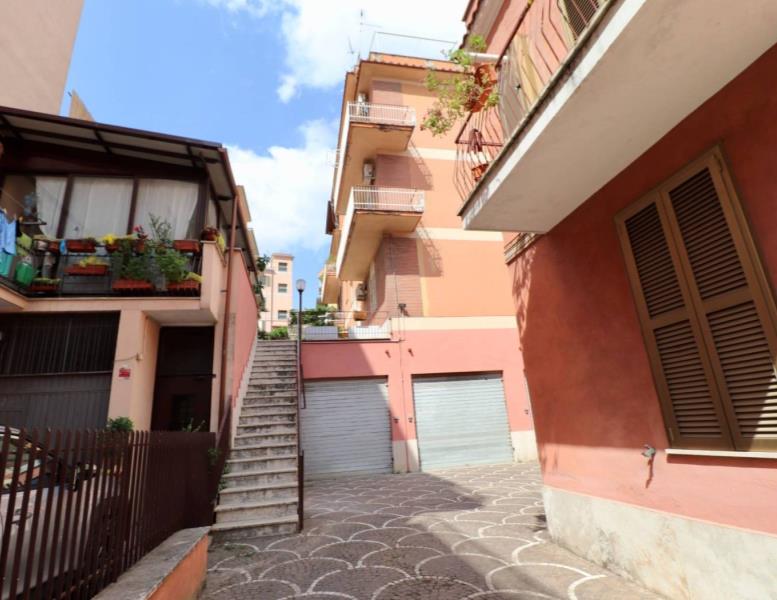 appartamento in vendita a Roma in zona Colle del Sole