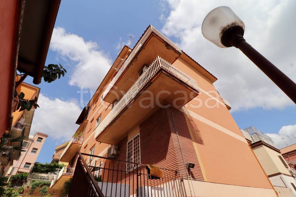 appartamento in vendita a Roma in zona Colle del Sole