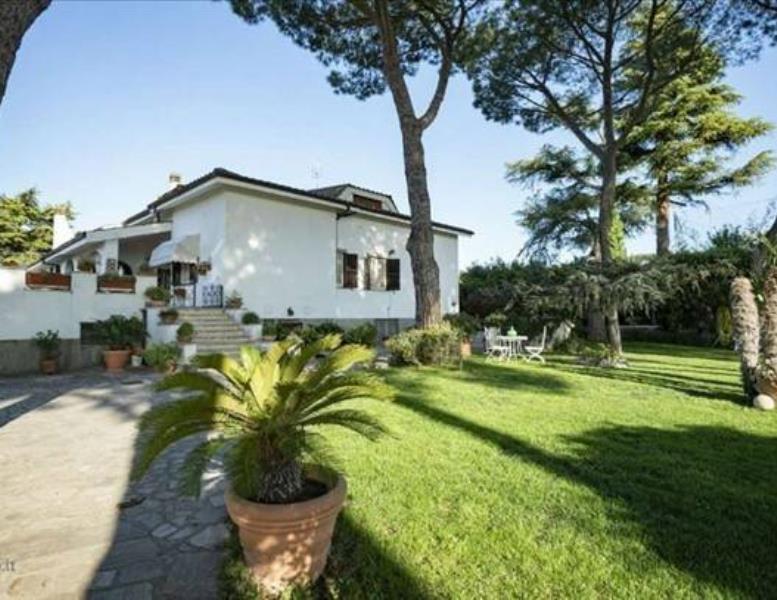 casa indipendente in vendita a Roma