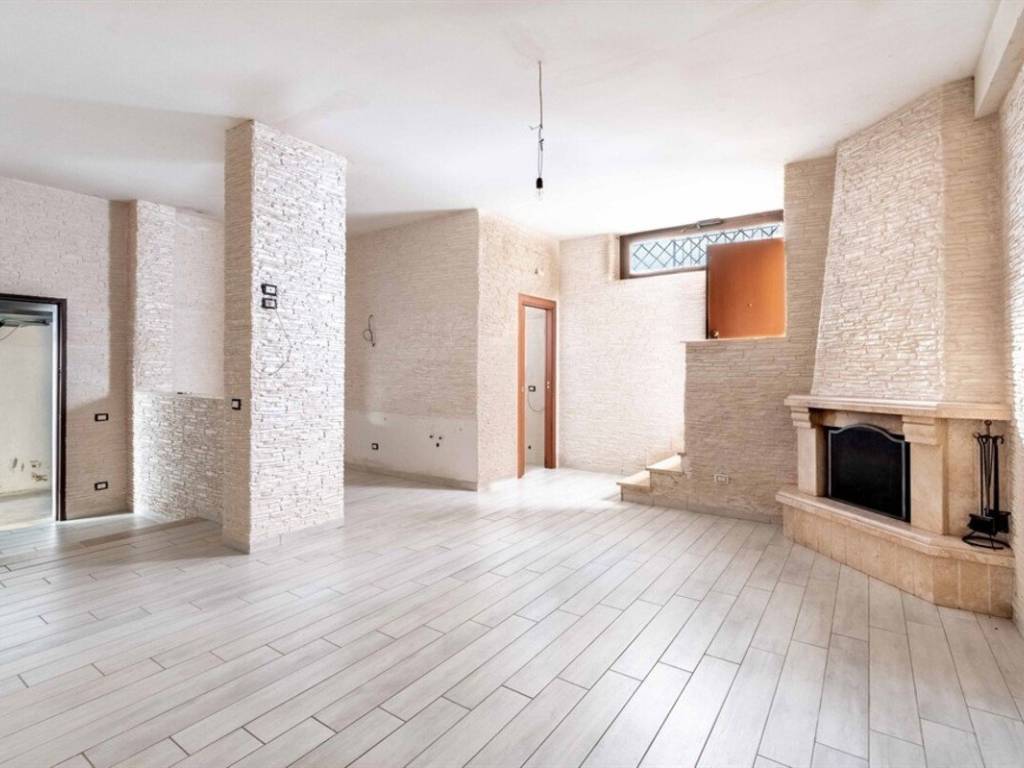 casa indipendente in vendita a Roma in zona Lago Regillo