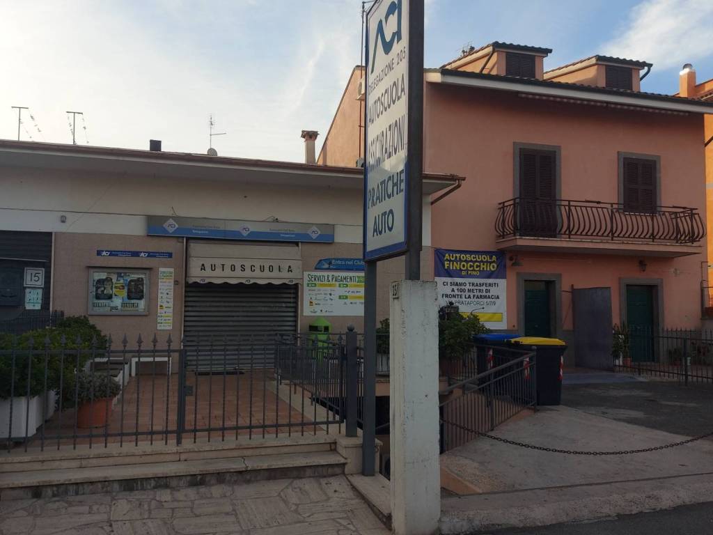 negozio in vendita a Roma in zona Finocchio
