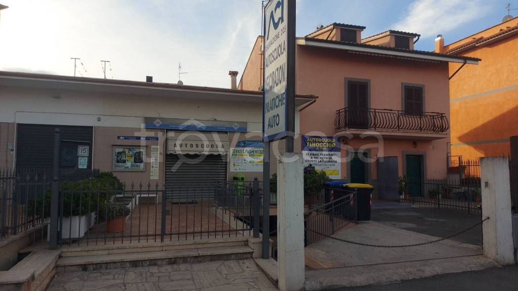 negozio in vendita a Roma in zona Finocchio