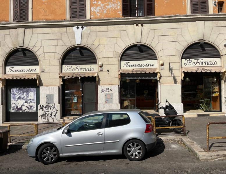 negozio in vendita a Roma in zona Tuscolano