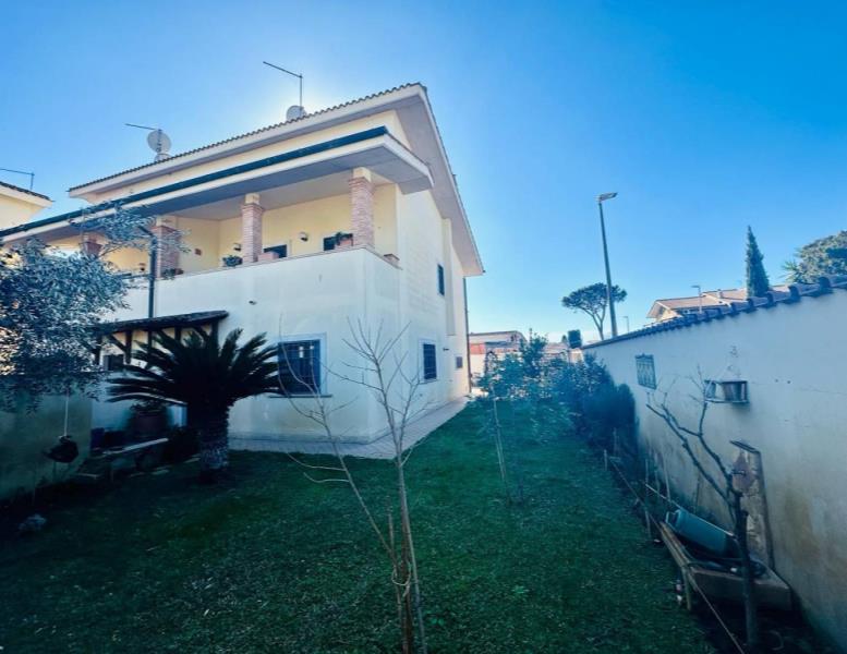 casa indipendente in vendita a Roma in zona Infernetto