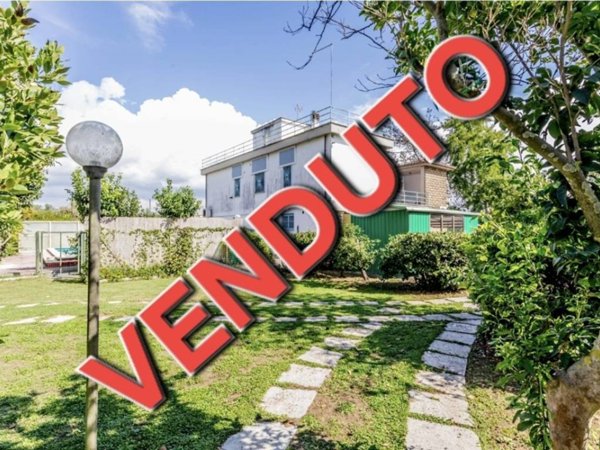 casa indipendente in vendita a Roma in zona Casal Palocco