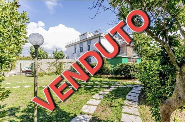 casa indipendente in vendita a Roma in zona Casal Palocco