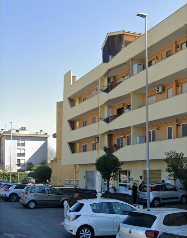 negozio in vendita a Roma in zona Dragoncello