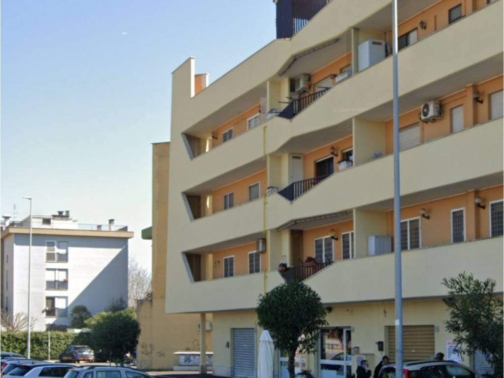 negozio in vendita a Roma in zona Dragoncello