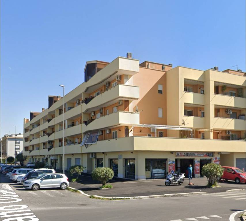negozio in vendita a Roma in zona Dragoncello