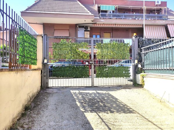 locale commerciale in vendita a Roma