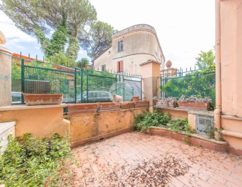 appartamento in vendita a Roma in zona Appio Pignatelli