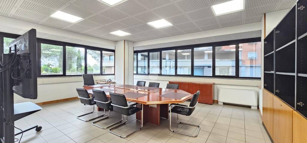 ufficio in vendita a Roma in zona Cinecittà