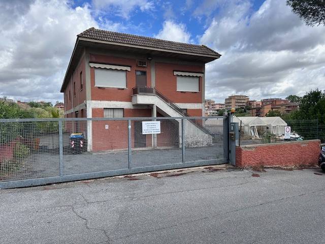locale commerciale in vendita a Roma in zona Massimina/Casal Lumbroso