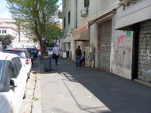 negozio in vendita a Roma in zona Appio Claudio