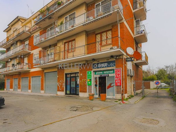 negozio in vendita a Roma in zona Torre Angela