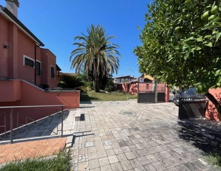 casa indipendente in vendita a Roma in zona Acilia