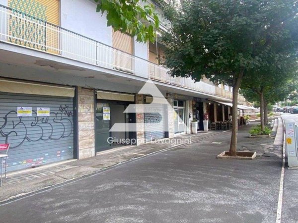 negozio in vendita a Roma in zona Cinecittà