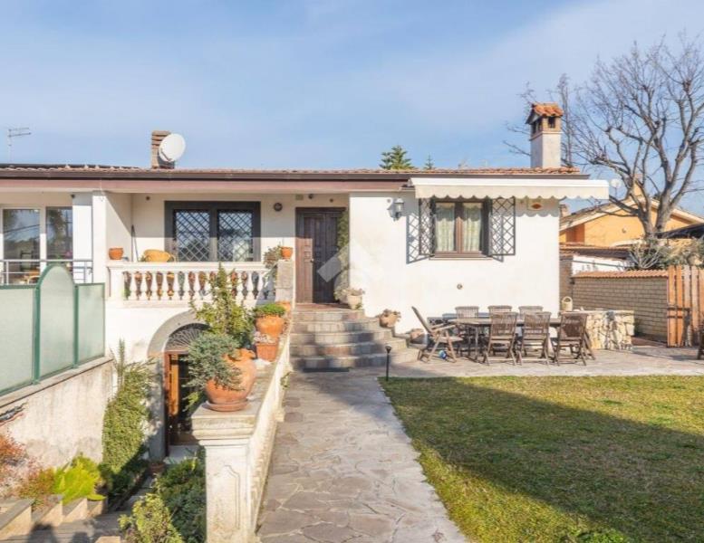casa indipendente in vendita a Roma in zona Infernetto