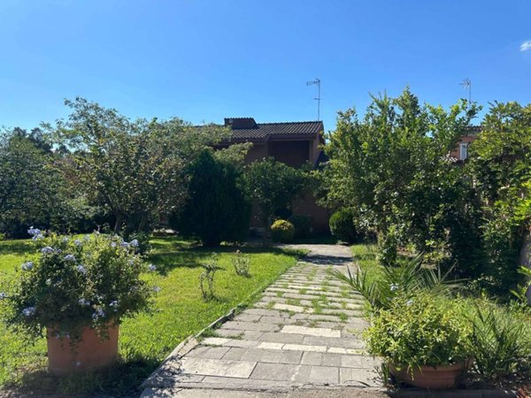 casa indipendente in vendita a Roma in zona Corviale