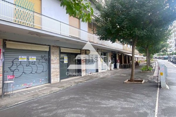locale commerciale in vendita a Roma in zona Don Bosco